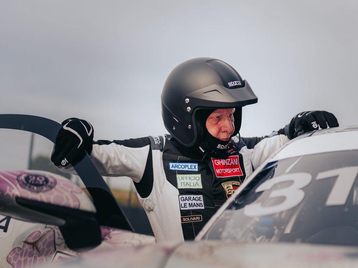 Casco e tuta indossati, si sale sulla Porsche 992 GT3 Cup